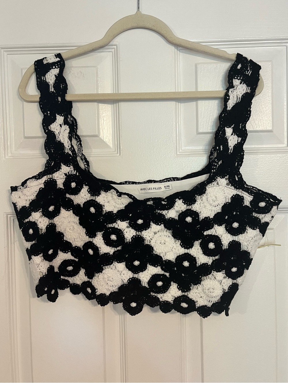 NWT Avec Les Filles Black & White Floral Crochet Crop Top